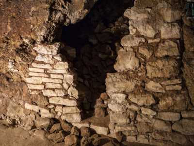 ...sino a incrociare una stretta apertura in un muro crollato che varchiamo con difficolt�